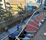 2층 높이서 난간 들이받고 추락한 차량…70대 운전자 ‘경상’