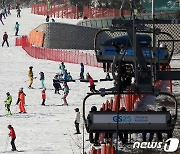 스키장 리프트 탔다가 공중서 멈춰 '멘붕'…40여명 구조 중