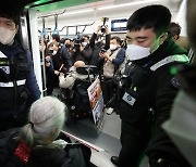 전장연, '지하철 무정차 통과'에···"시위 '게릴라식' 전환"