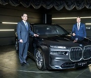 삼성 계열사 대표들 ‘BMW 뉴 i7’ 탄다…이재용 회장 신차 인도식 참석