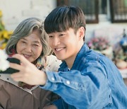 '커튼콜' 고두심X강하늘, 아름다운 동행→반전 스틸 '무슨 일?'