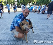 주인과 아르헨티나의 우승을 즐거워하는 강아지 쿤