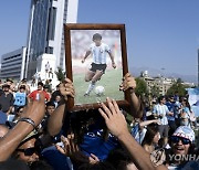 마라도나 사진 들고 아르헨 우승 반기는 칠레 축구 팬들