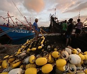 PHILIPPINES PHOTO SET FISHERMEN SOUTH CHINA SEA