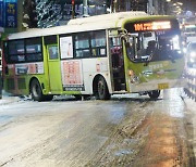 "어젠 후진국 시민"..버스 미끄러지는 빙판길에 분통