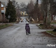 [포토] 겨울에도 계속되는 전쟁…황량한 거리 걷는 우크라 여성