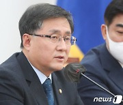 원내대책회의 발언하는 김성환 정책위의장