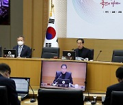 모두 발언하는 총리와 경청하는 장관들