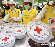 안산시 취약계층에게 전달할 팥죽 포장하는 봉사원들