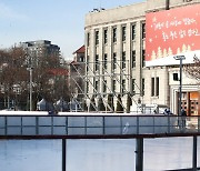 '서울광장 스케이트장 막바지 오픈 준비'