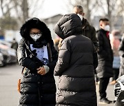 중국 화장터 앞 영정 든 여성