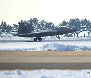 군산기지 착륙한 美 F-22