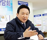 與 `당원투표 100%`에 누가 웃을까