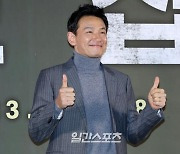 [포토] 황정민 '교섭 쌍따봉'