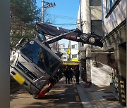 서울 송파구에서 고소작업차 작업 도중 넘어져‥운전자 1명 부상