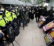 전장연 “오세훈 제안 수용…예산 반영될 때까지 시위 멈추기로”