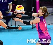 김연경-김다은 ‘볼 살리려다 위험한 충돌’ [MK포토]