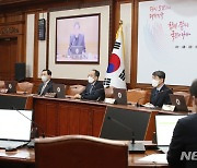 총리 발언 듣는 추경호 부총리와 국무위원들