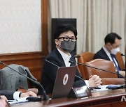 총리 발언 듣는 한동훈 법무부 장관