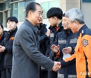 한덕수 국무총리, 연말 비상근무중인 경찰·소방대원 격려 나서 [뉴시스Pic]