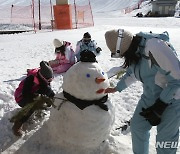 한국 평창서 겨울 즐기는 동남아시아 관광객들