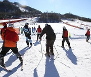 스키 배우는 대학생들