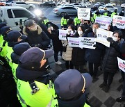 일본 '반격 능력' 보유 선언 항의 서한 전달 가로막히는 시민단체