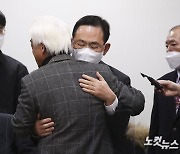 오열하는 이종철 이태원참사 유가족협의회 대표 위로하는 주호영