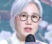 '더 글로리' 김은숙 작가 "최대한 멜로 덜고자···송혜교·이도현 예뻐서 어려워" [SE★현장]