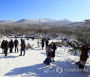 한라산 설경에 매료된 말레이시아 관광객들