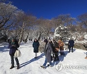 한라산 설경에 매료된 말레이시아 관광객들