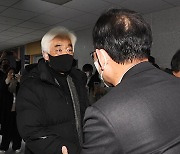 주호영 원내대표와 인사하는 이태원 참사 유가족협의회 대표