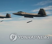 [속보] 美 전략폭격기 B-52H·F-22 전투기, 한반도 인근 연합훈련