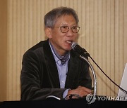 특별 강연하는 유홍준 교수