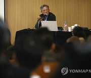 한국공예의 아름다움 주제로 특별강연하는 유홍준 교수