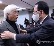 이태원 참사 유가족협의회 대표 위로하는 주호영 원내대표