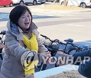 노동자와 악수하는 이정미 대표