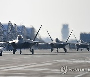 지상활주 하는 미국 F-22 전투기