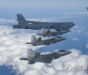 美 F-22 스텔스기·B-52H 폭격기 동시 떴다…한미연합훈련(종합)