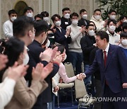 청년들과 3대 개혁 간담회 나선 윤석열 대통령