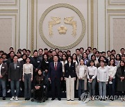 청년들과 3대 개혁 간담회 마친 윤석열 대통령