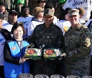 BBQ, 한미연합사와 함께 포천시에 '사랑의 연탄 나눔' 진행