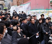 용산경찰서장 브리핑 듣는 우상호 위원장