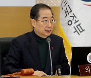 한덕수 총리, 이태원 분향소 방문 당시 '무단횡단' 논란