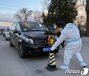 베이징 장례식장에 줄지어 늘어선 영구차