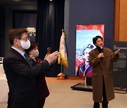 국립한국문학관 특별전 전시물 관람하는 박보균 장관