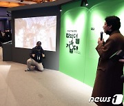 국립한국문학관 특별전 관람하는 박보균 장관