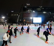 서울광장 스케이트장 '3년 만에 시민 품으로'