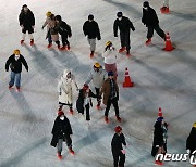 '스케이트 즐기는 시민들'