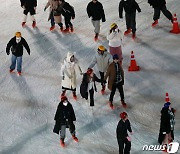 스케이트 즐기는 시민들